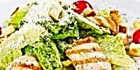 Салат "Цезарь" (Листья салата, сыр, сухари, грудка куриная, перепелиное яйцо)